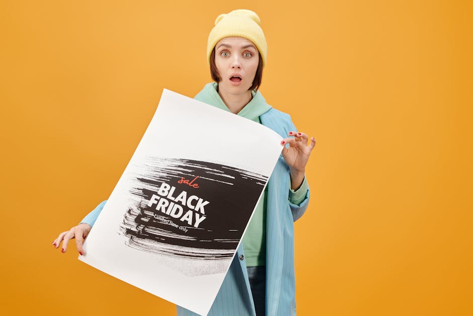 Last minute ponude - žena drži poster rasprodaje