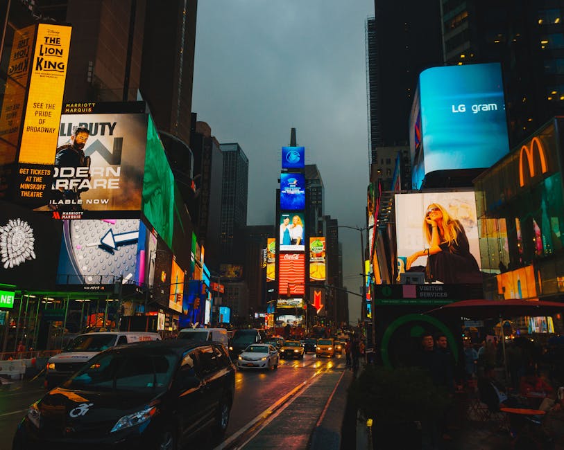 Sjajne reklame i svjetla u Times Squareu navečer